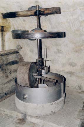 Meule à huile au moulin de Boyssède - photo S. Mary