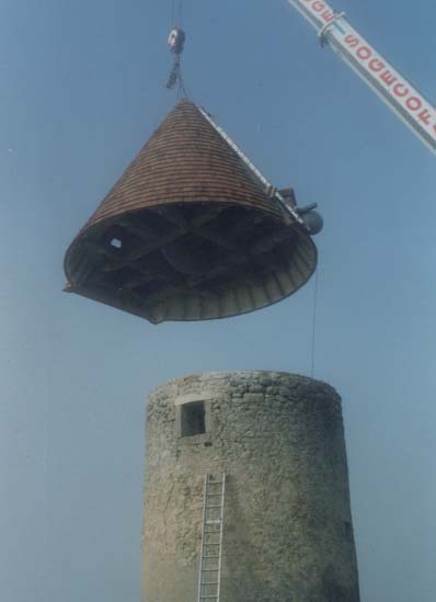 Le moulin de Cussol, mise en place de la toiture le 5 novembre 2002 - photo DR
