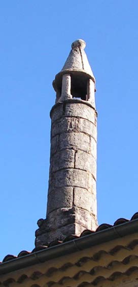Fig. 1 - La cheminée moyenâgeuse de Campustelle. Photo CP. Chavanon