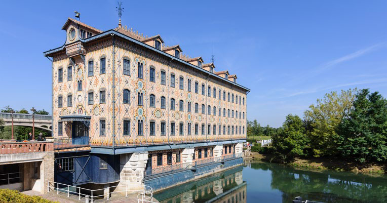 Ancienne chocolaterie Menier à Noisiel, transformée en usine hydroélectrique : le Moulin Saulnier (1872), sur la Marne. Wikimedia