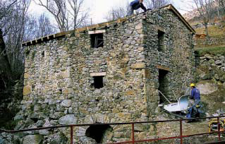 Vue du moulin de Sansa en cours de restauration. Photo Valérie Pons