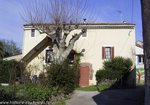 Le moulin de La Crau de 1808 s'est progressivement transformé en maison d'habitation  - photo http://www.histoire-eau-hyeres.fr/