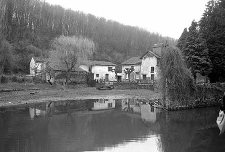 Moulin de la Touche - L'ensemble vu de l'est. © Inventaire général / Phot. W. van Riesen - photo http://dossiers.inventaire.poitou-charentes.fr/