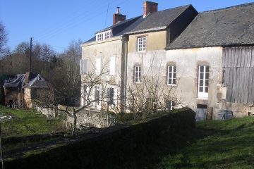 facade-maison-et-moulin-accole