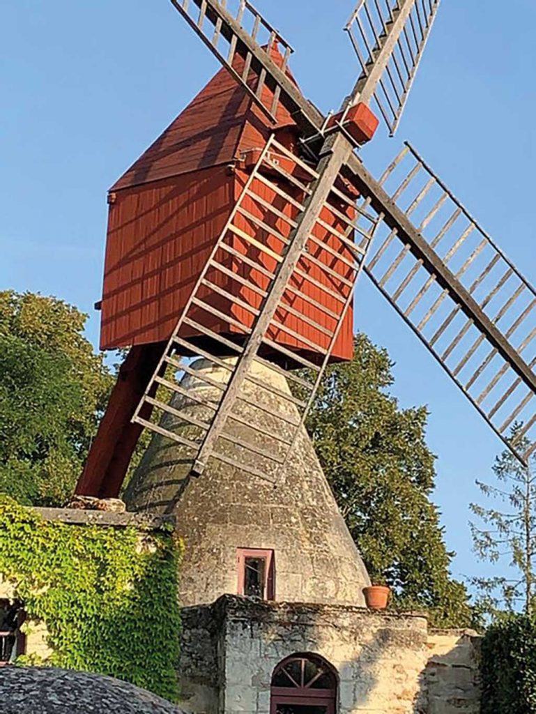 Le Moulin du Val-Hulin a retrouvé son moulin rouge - Turquant (Maine-et-Loire)