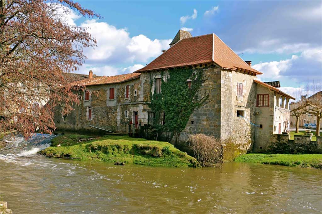 Il ouvre le vieux moulin qu’il a rénové  - Saint-Jean-de-Côle (Dordogne)