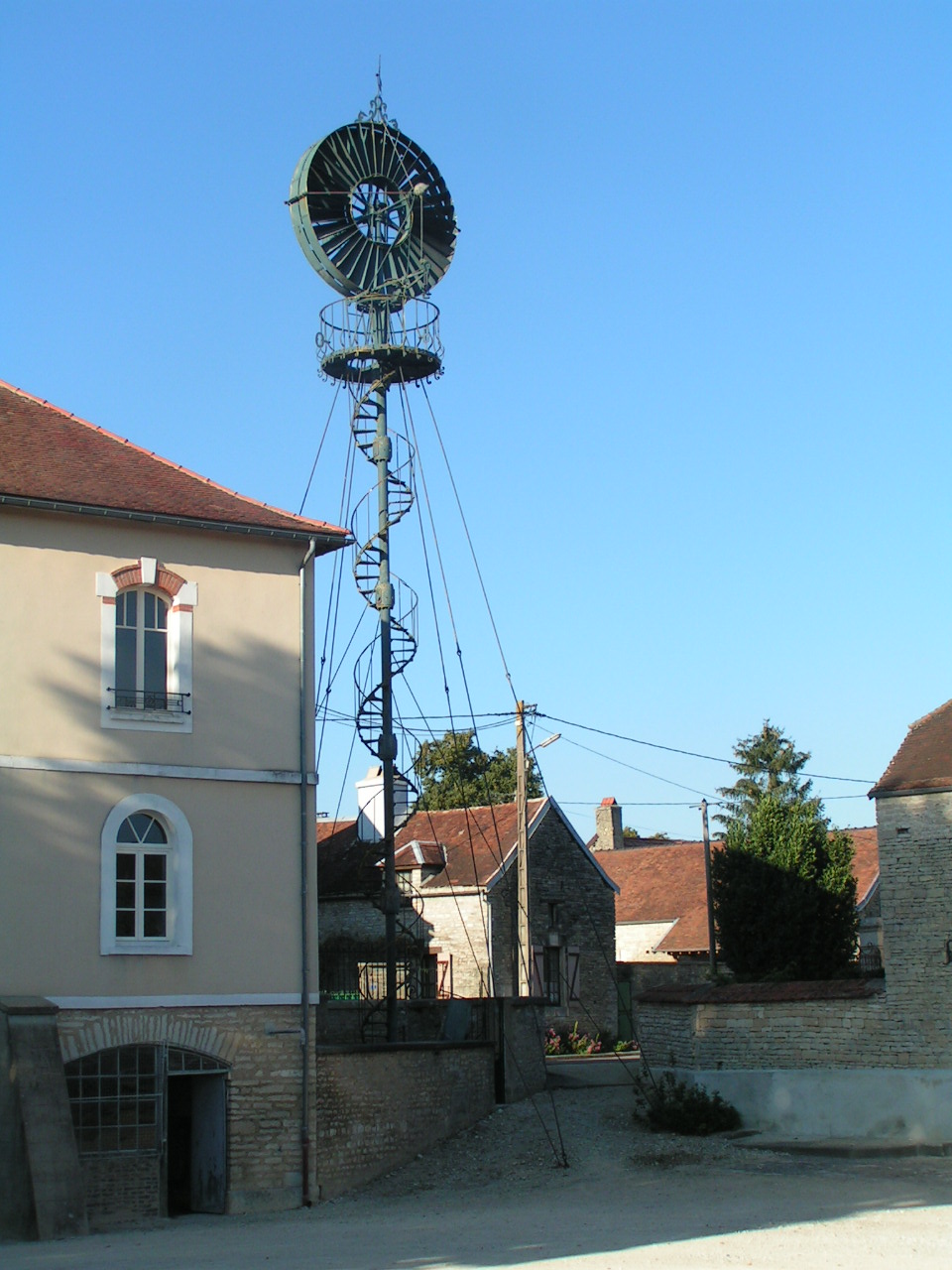 La mairie d'Arthonnay et son éolienne