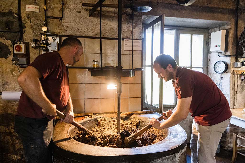 Un procédé traditionnel de fabrication de l’huile de noix, d’amandes et de noisettes au Moulin de la Veyssière  (Neuvic - Dordogne)